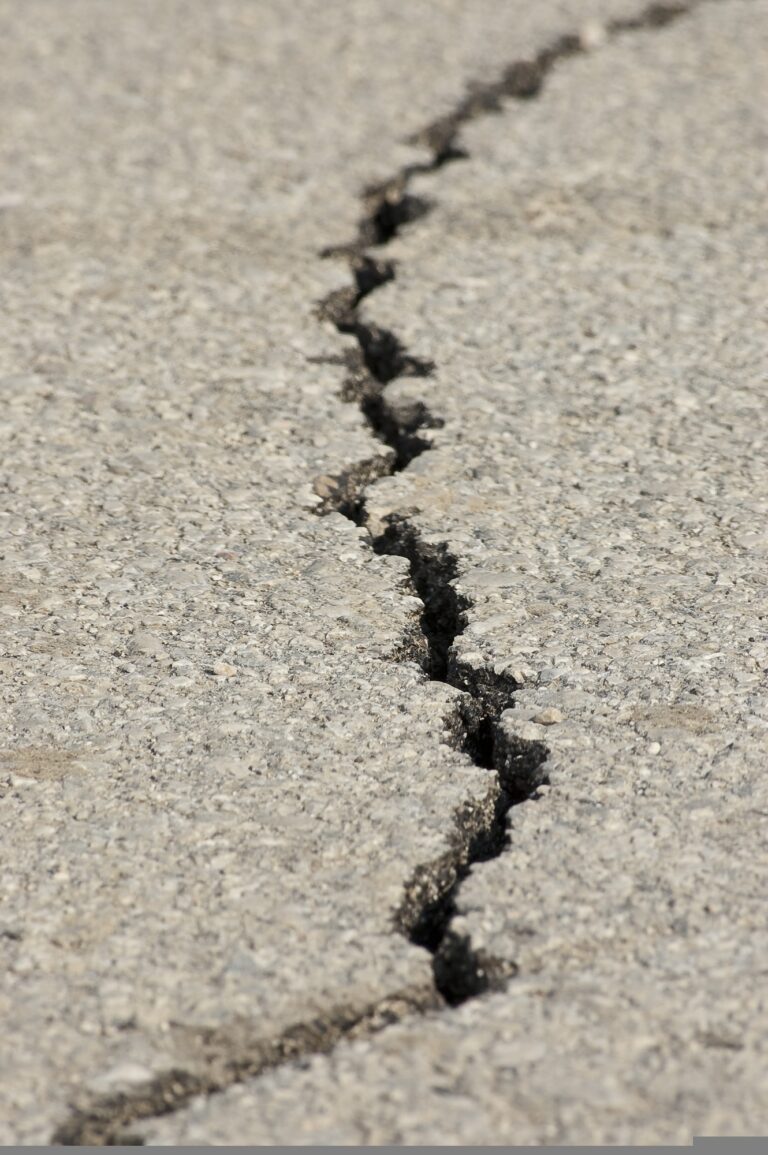Fissure dans le sol due à un séisme.