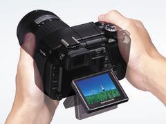 上下に可動する“マルチアングル液晶モニター”を備えたオリンパス『OLYMPUS E-330』