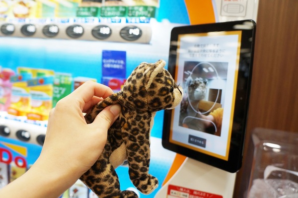 ダイドー「顔認証決済」自販機を本格始動　マスクでも顔を認証するが「変顔」や「ぬいぐるみ」はいけるか？
