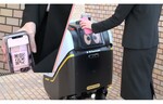 KDDIなど7つの企業・団体、5Gを活用した自動配送ロボットの公道配送実証を実施中
