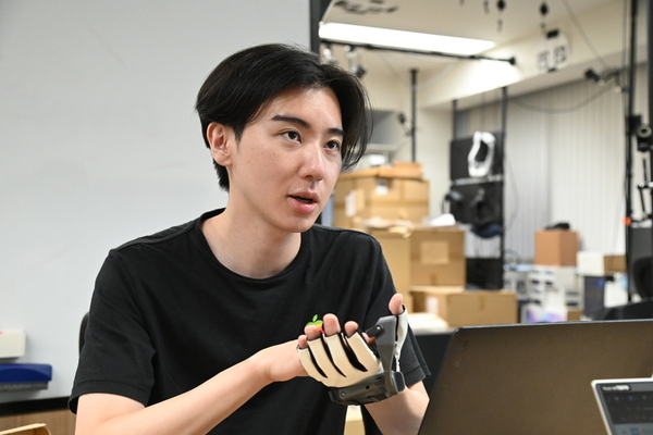 「ゲームコントローラーだから売れた」後発だった日本産VR向けデバイスが世界で普及拡大中