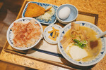 ランチの主役は豚汁！ 1,000円でおつりがくるのに具材ゴロゴロで別皿のアジフライも信じられないウマさ
