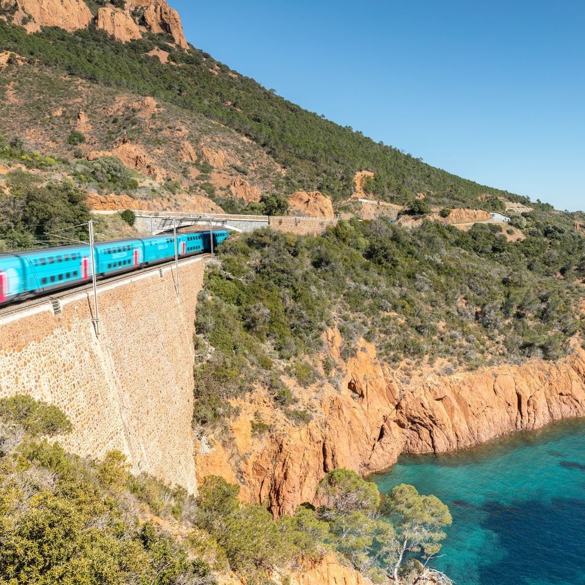 Train le long du Massif de l'Esterel, sur la Côte d'Azur. 