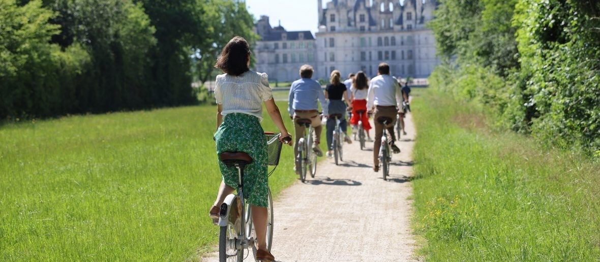 Balade à vélo devant le château de Chambord, dans le Val de Loire. 