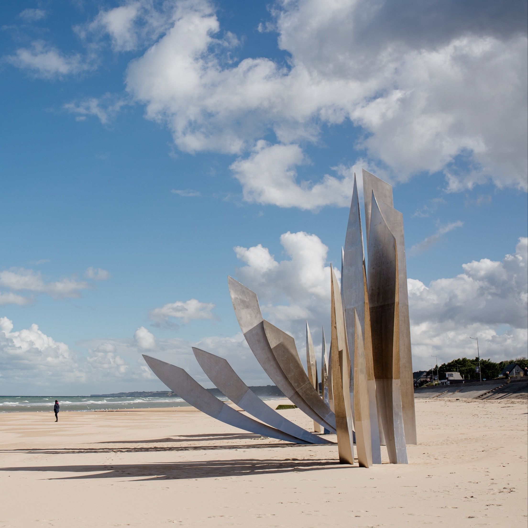 Monument Les Braves du sculpteur Anilore Banon, sur la plage d'Omaha Beach, en Normandie.