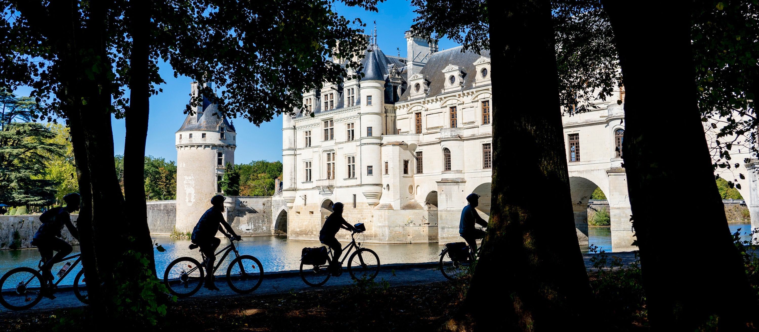 Balade à vélo devant le château de Chenonceau - Val de Loire