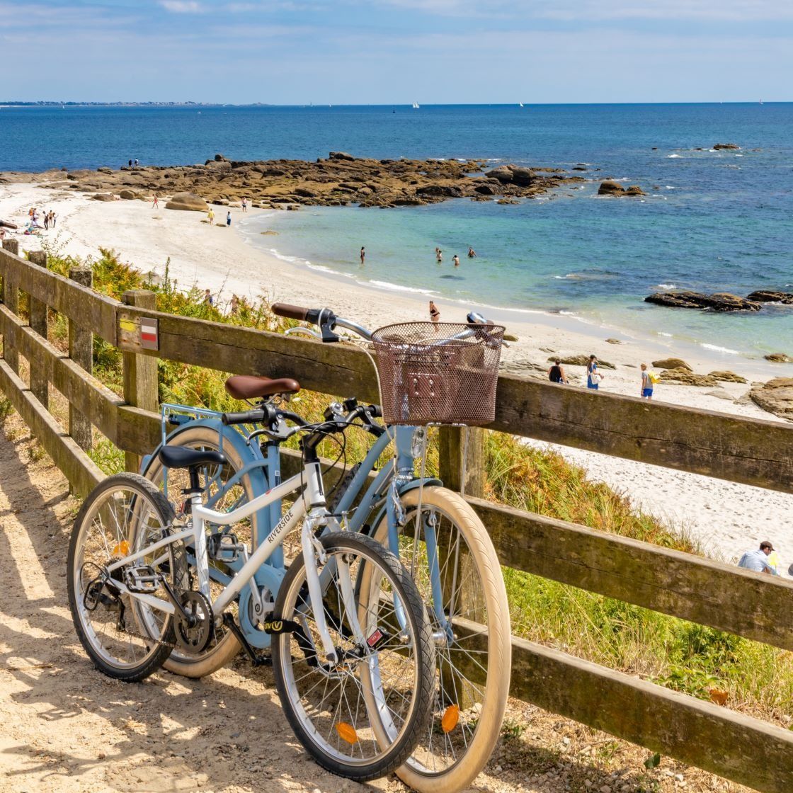 Balade à vélo le long du littoral de Bretagne. 