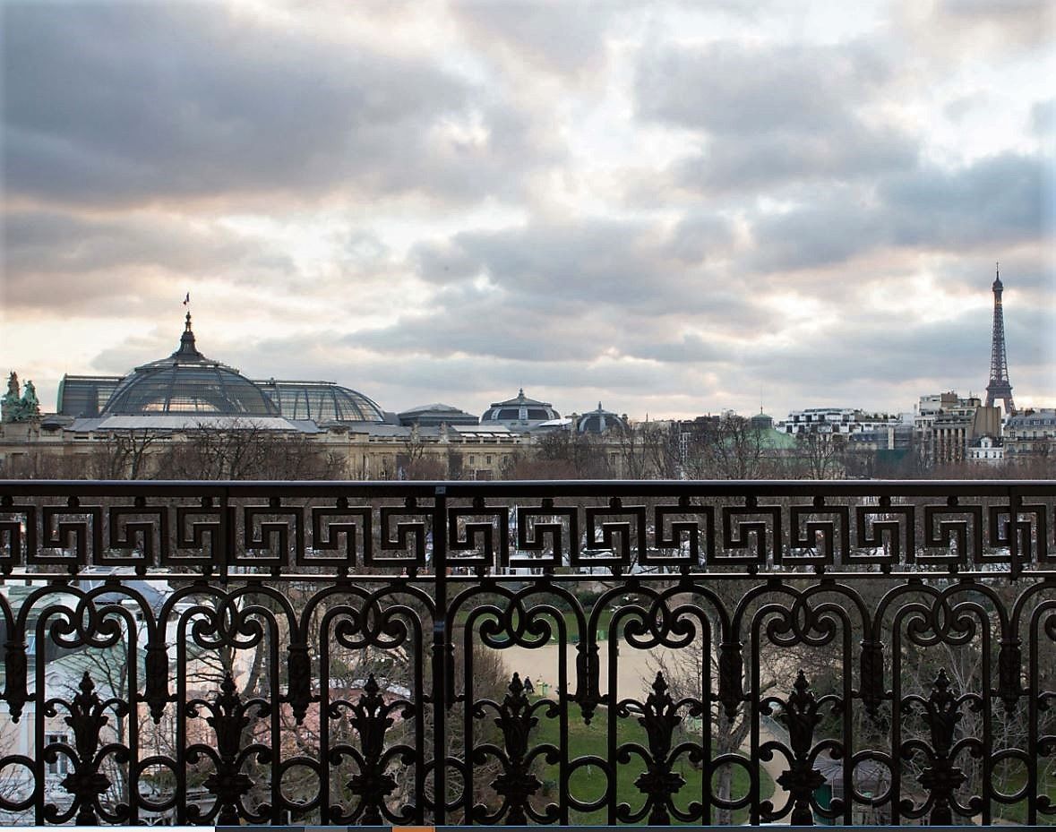 La vue sur le Grand Palais et la Tour Eiffel depuis le Palace La Réserve Paris. 