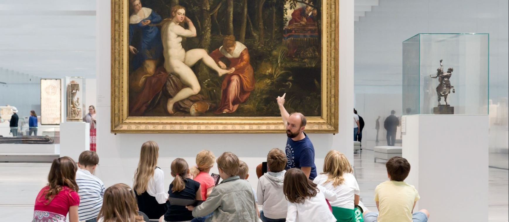 Visite enfants dans la Galerie du temps, au musée Louvre-Lens, dans les Hauts-de-France. 