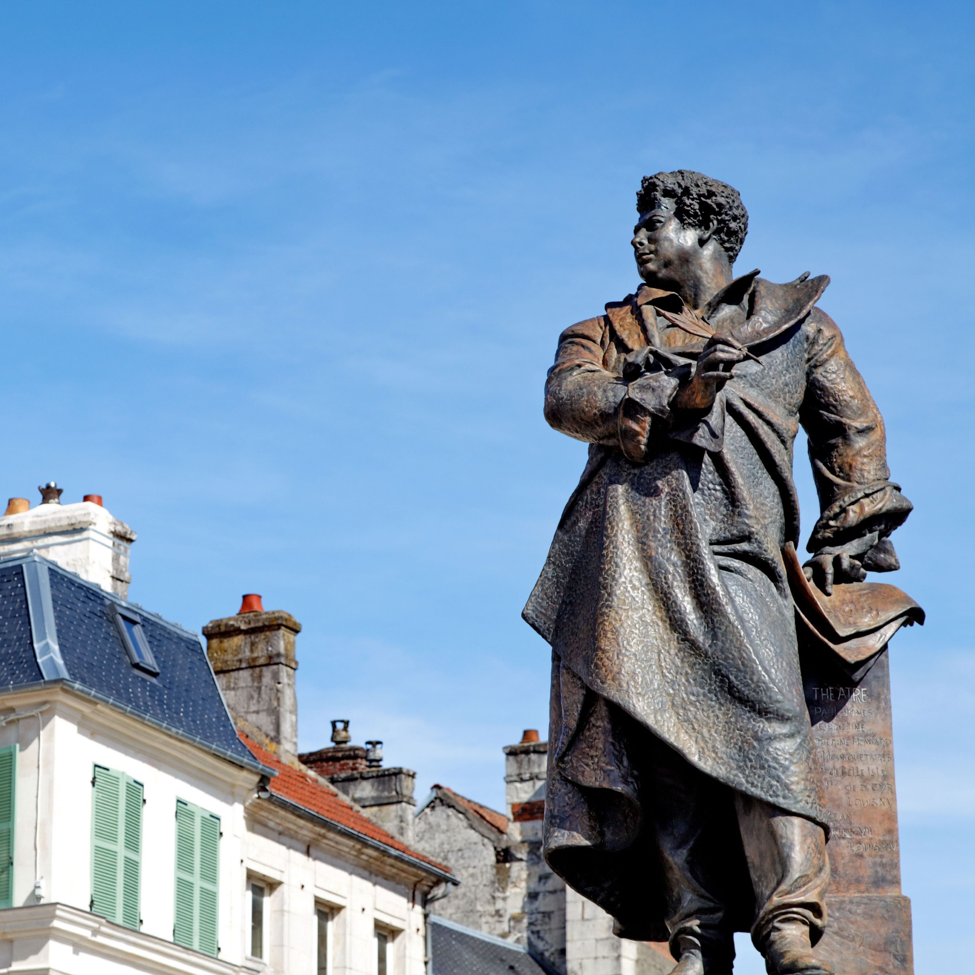 Statue d'Alexandre Dumas à Villers-Cotterêts dans les Hauts-de-France, près de la Cité internationale de la langue française.