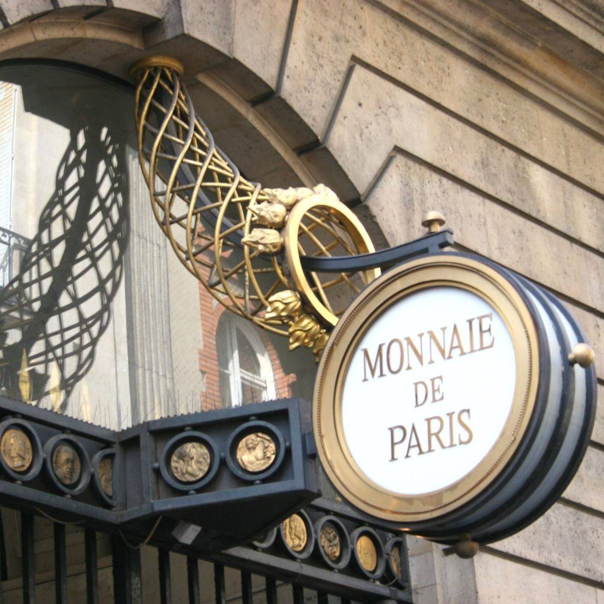 Dernière usine de Paris, la Monnaie de Paris est une des plus anciennes institutions de France. 
