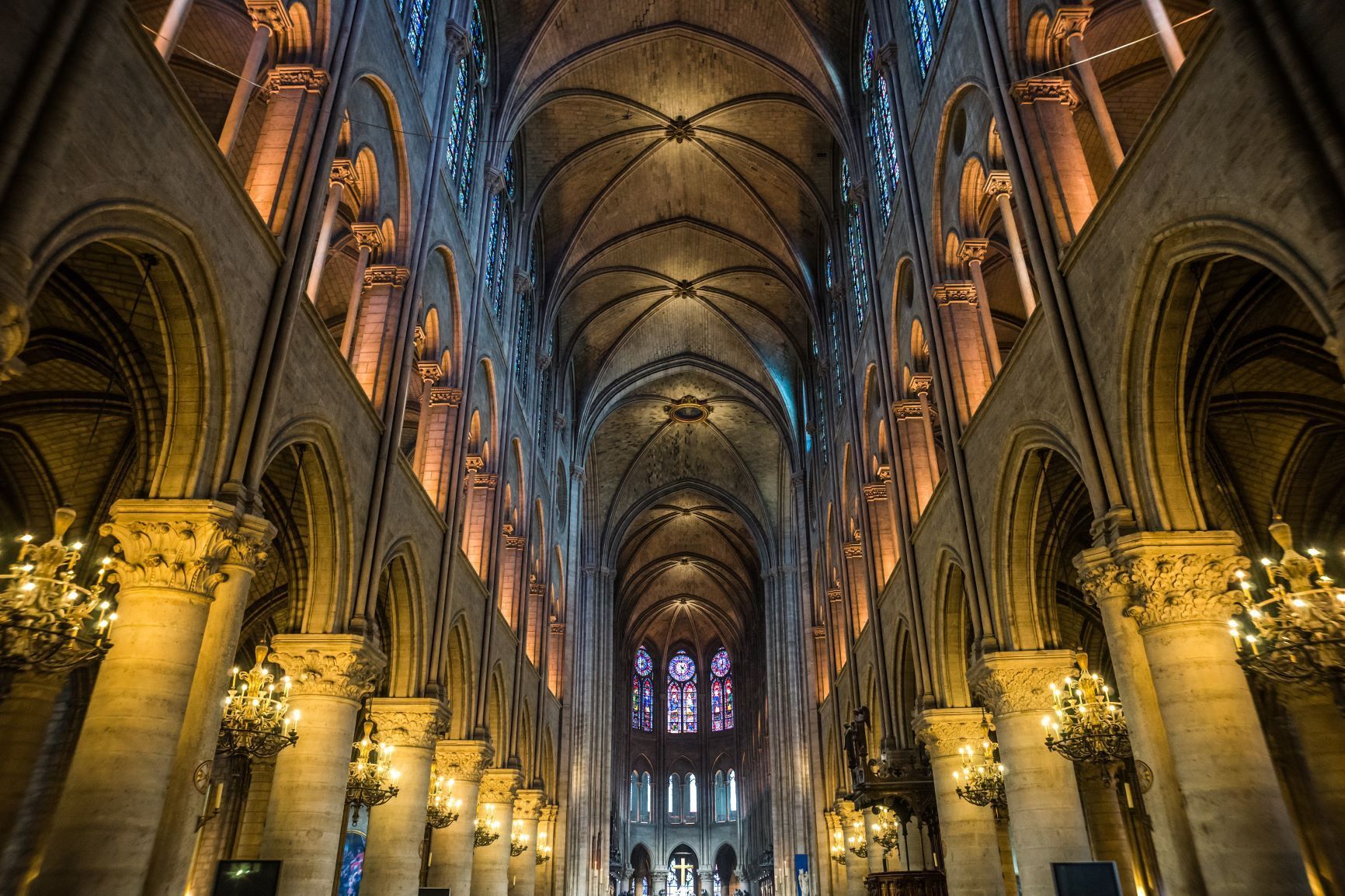 Les magnifiques voutes gothiques de Notre-Dame de Paris décrites par Victor Hugo dans son roman éponyme.
