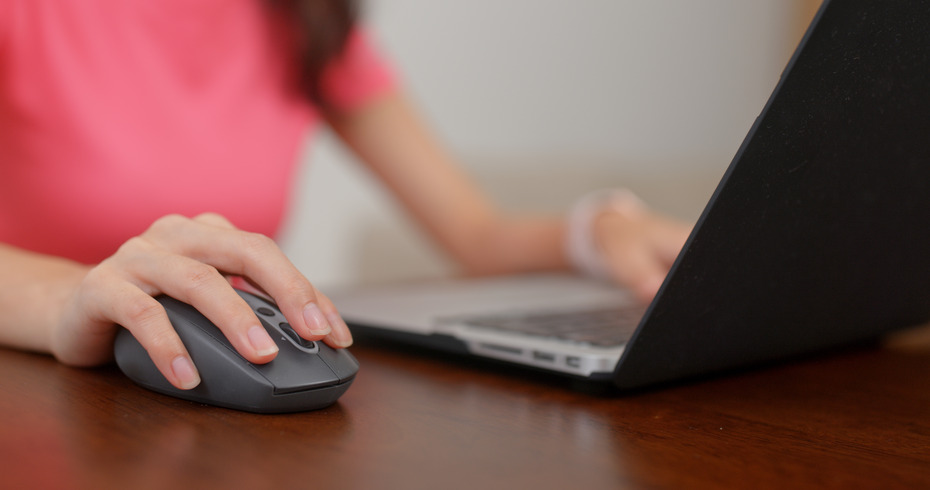 femme publie une offre d'emploi sur son ordinateur portable