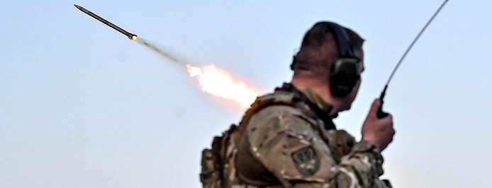 Ukrainischer Soldat überwacht Raketenstart