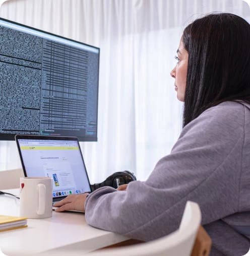 Mujer trabajando en una computadora