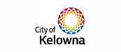 "City of Kelowna" という文字の上で円を形成するカラフルな幾何学的パターンが特徴のケロウナ市のロゴ。