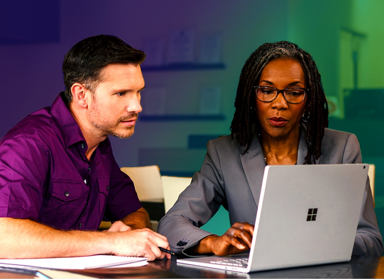 Ένας άντρας και μια γυναίκα κοιτάζουν έναν φορητό υπολογιστή.