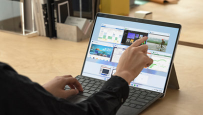 En person använder en Surface Pro X