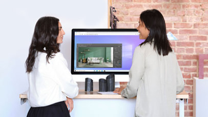 Kaksi naista työskentelemässä tietokoneella