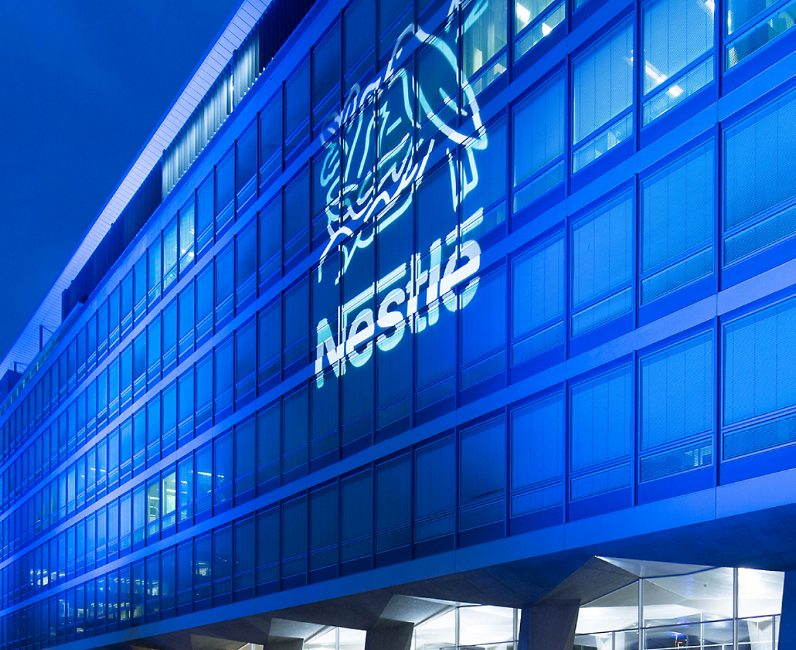 Logótipo da marca Nestlé num edifício de escritórios