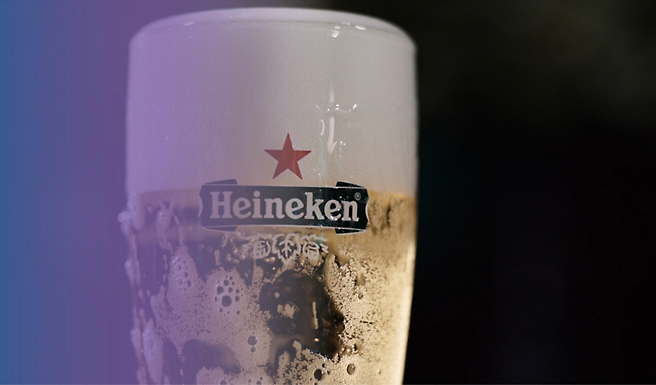 Sklenice piva Heineken s hvězdou.