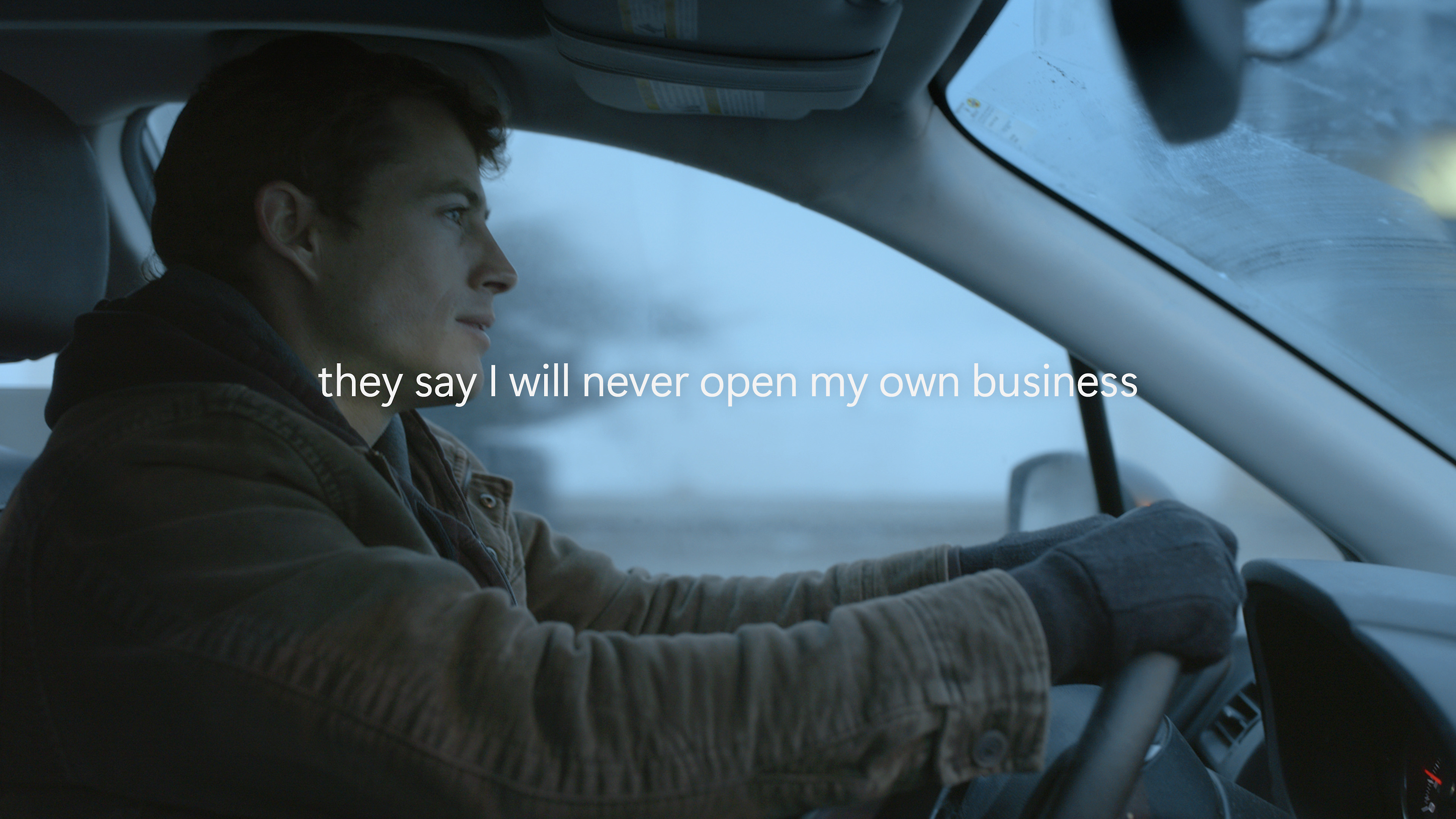 Miniatúra videa o funkcii Copilot s mužom, ktorý šoféruje auto 