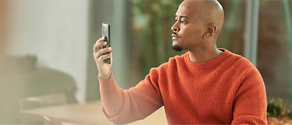 Muž pořizuje fotku na svém mobilním telefonu