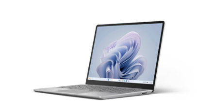 Se muestra la parte frontal y los laterales izquierdos de Surface Laptop Go 3 con una flor de Windows en la pantalla.