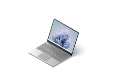 عرض ثلاثة أرباع للكمبيوتر المحمول Surface Laptop Go 3 باللون البلاتيني.