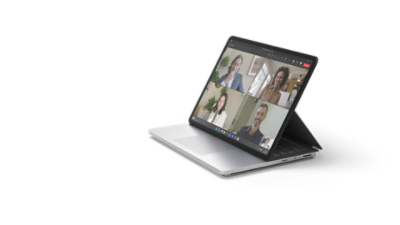 Zařízení Surface Laptop Studio 2 v prezentačním režimu s otevřenou aplikací Teams