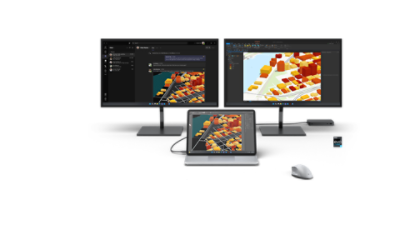 Surface Laptop Studio 2 připojený ke dvěma velkým monitorům