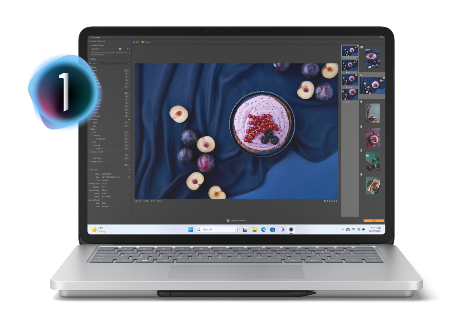 Zařízení Surface Laptop Studio 2 zobrazující na své obrazovce ovocný koláč se zralými švestkami na tmavě modrém ubrusu s položkami nabídky aplikace Capture One, které vystupují z obrazovky.