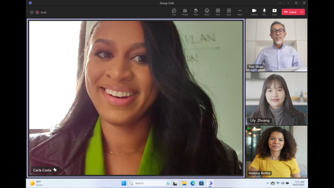 Zařízení Surface Laptop Studio 2 zobrazující několik osob při videohovoru v Microsoft Teams.