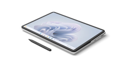 Windows ブルームを画面に表示したスタジオモードの Surface Laptop Studio 2 と、デバイスの横に置かれたスリム ペン 2。