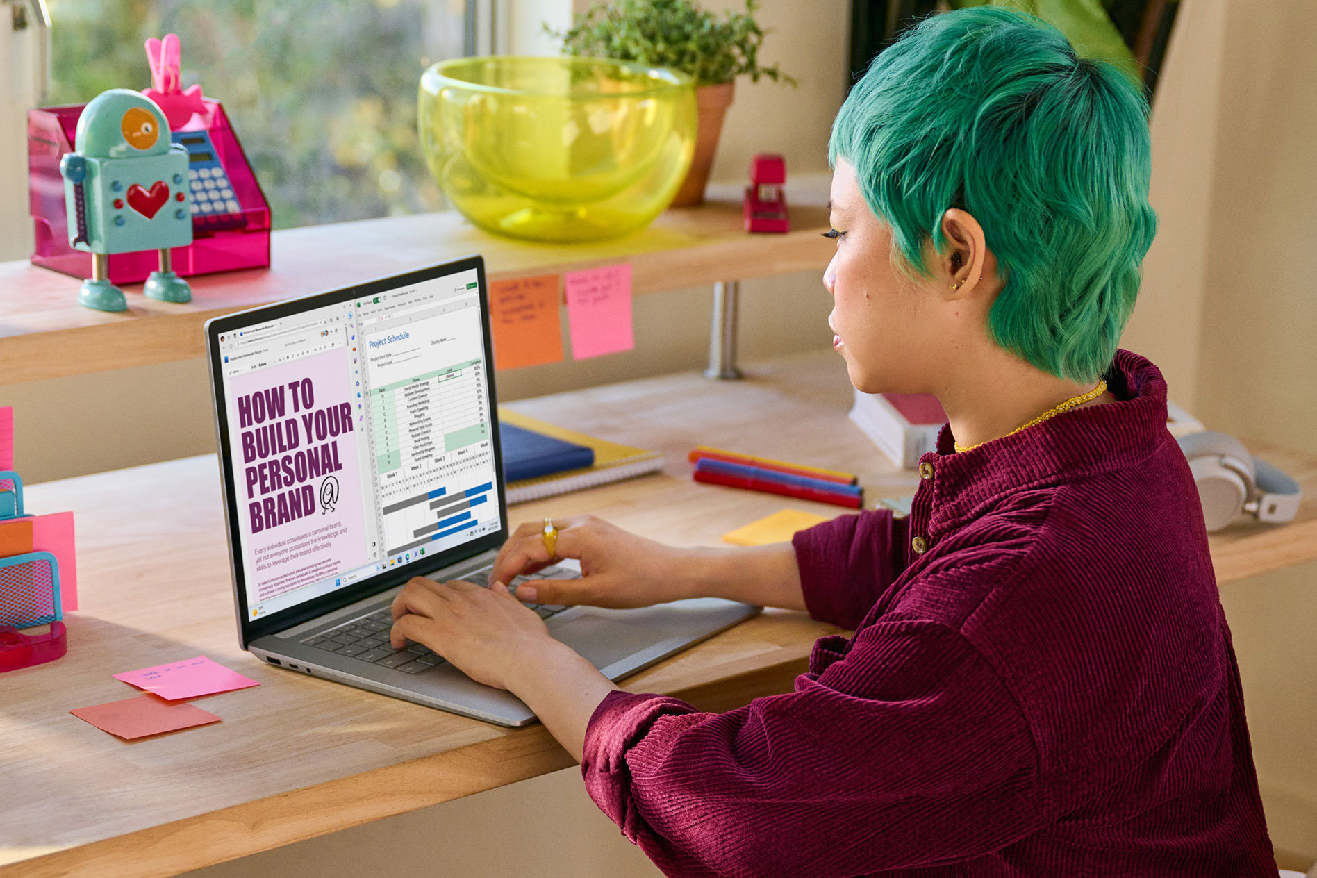 Une jeune personne travaille à son bureau en faisant ses devoirs. Plusieurs applications apparaissent à l’écran de son Surface Laptop 5.
