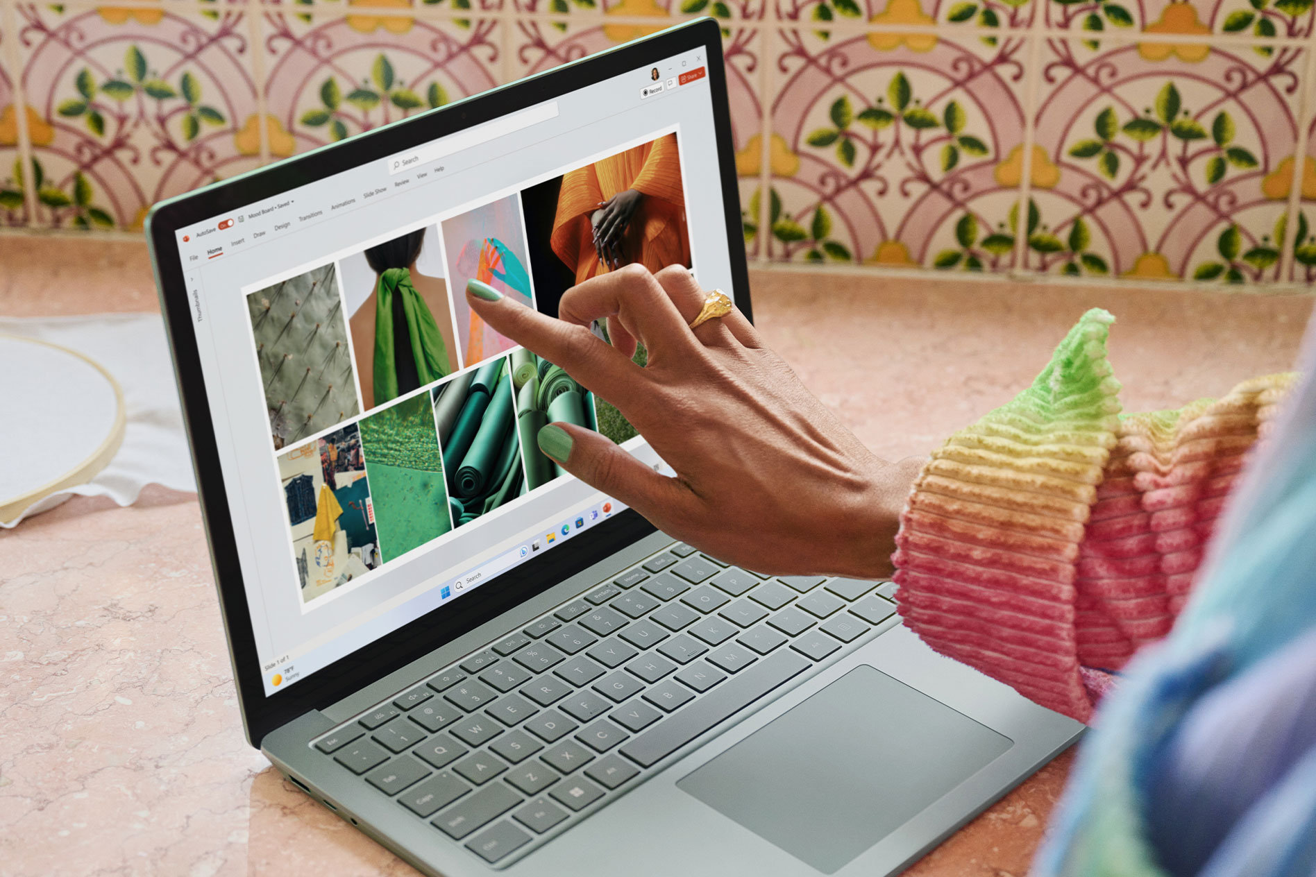 Een close-up-foto van iemand die het touchscreen van een Surface Laptop 5 gebruikt.