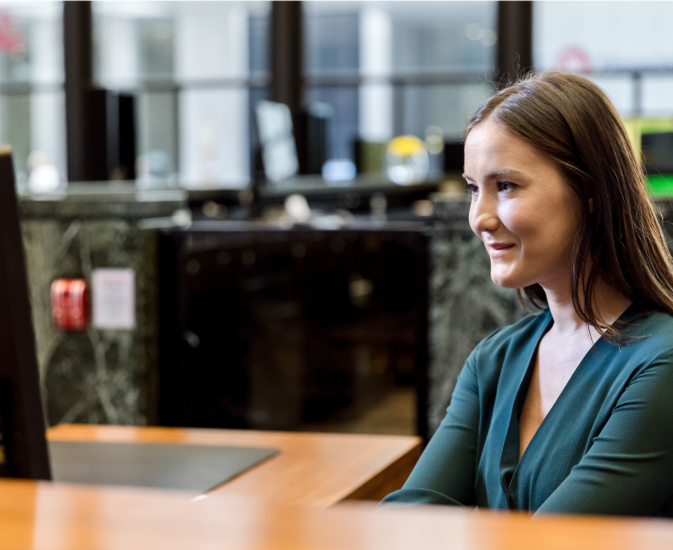 Mujer sonriendo sentada en una oficina