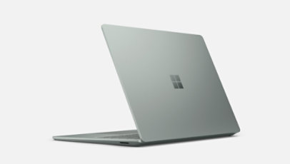 Surface Laptop 5 de couleur Platine présenté de devant avec une fleur de couleur Platine sur l’écran d’accueil Windows 11.