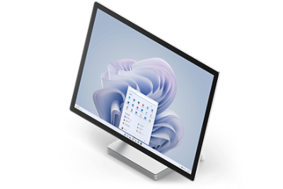 Surface Studio 2+ afgebeeld in bureaubladmodus vanuit 3/4 aanzicht met het startscherm van Windows 11