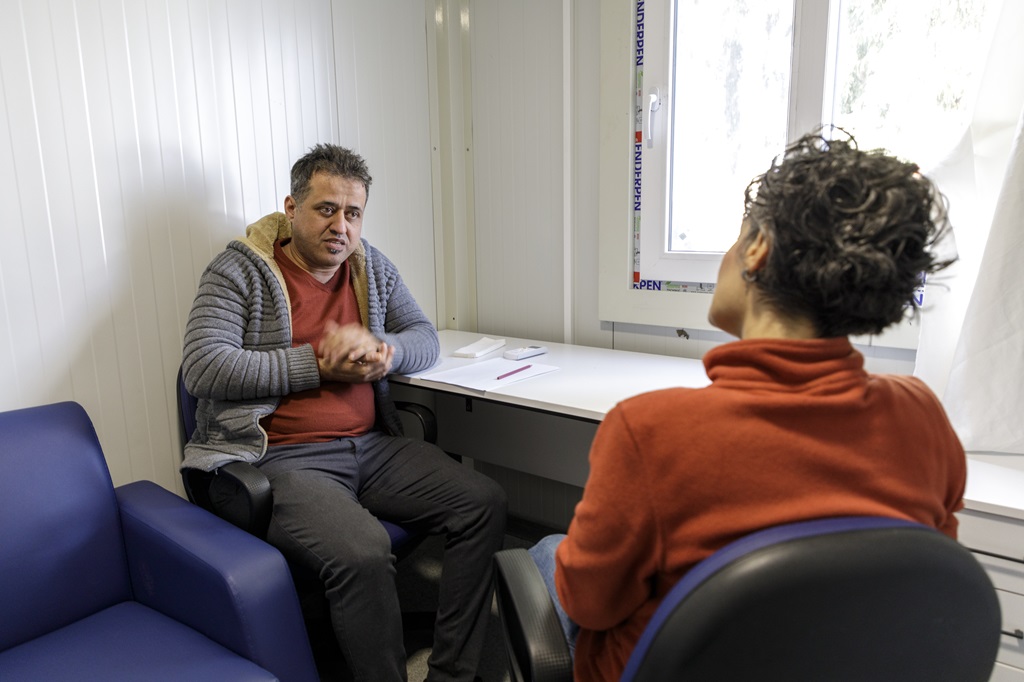 Psychologist İlhan Özçellik offering vital psychosocial support to a woman residing in Samandağ, Hatay, overcoming post-traumatic stress challenges one year after the earthquakes.