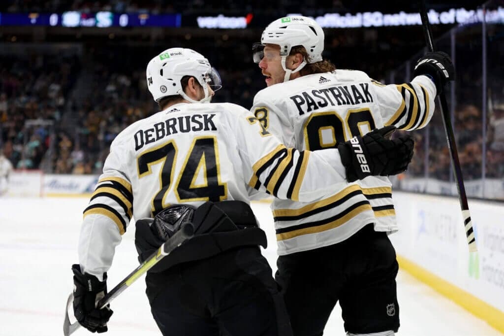 Bruins finish road trip in familiar way: Blowing a third-period lead