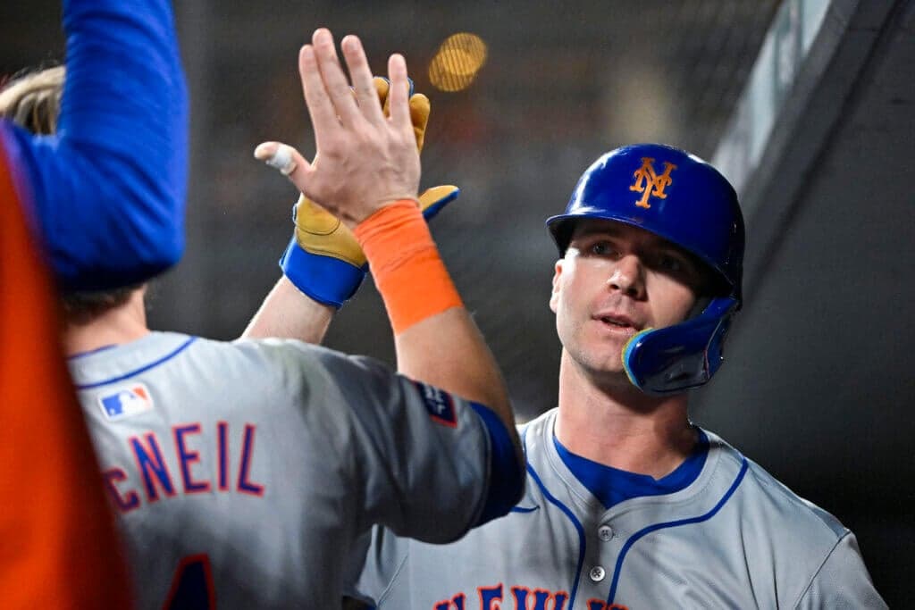 May 7, 2024; St. Louis, Missouri, USA;  New York Mets first baseman Pete Alonso (20) celebrates with teammates after hitting a solo home run against the St. Louis Cardinals during the ninth inning at Busch Stadium. Mandatory Credit: Jeff Curry-USA TODAY Sports