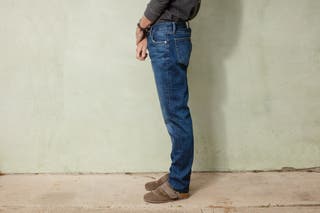 A side view of a tester modeling the Uniqlo men's jeans.