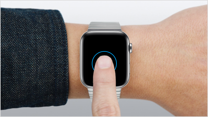 Persoon die met een vinger op het Apple Watch-scherm tikt