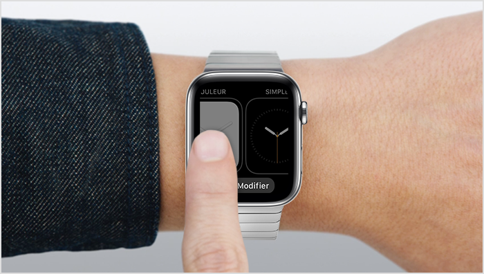 Une personne balayant l’écran de l’Apple Watch avec son doigt