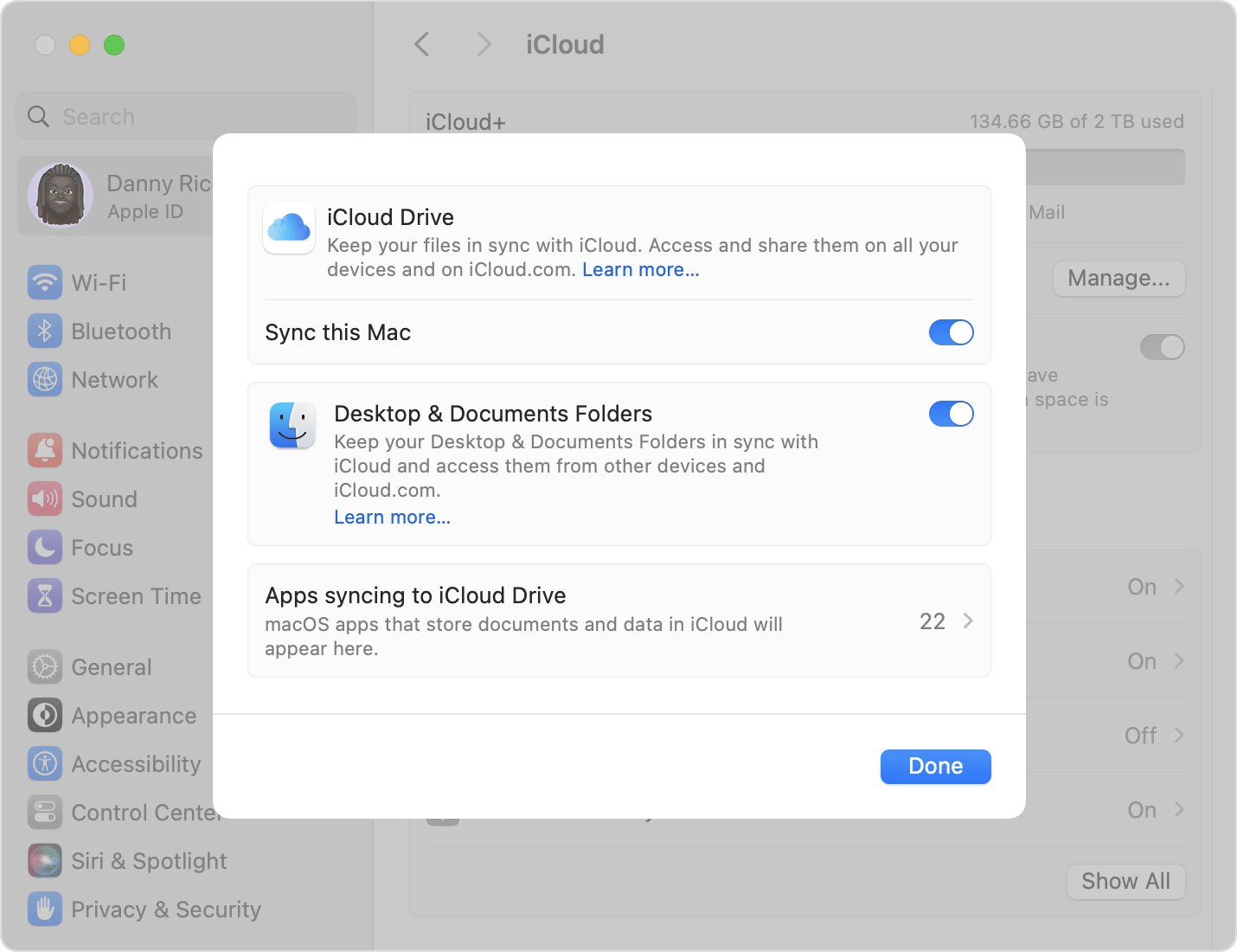 Mac-skärm som visar mapparna iCloud Drive och Skrivbord och Dokument aktiverade 