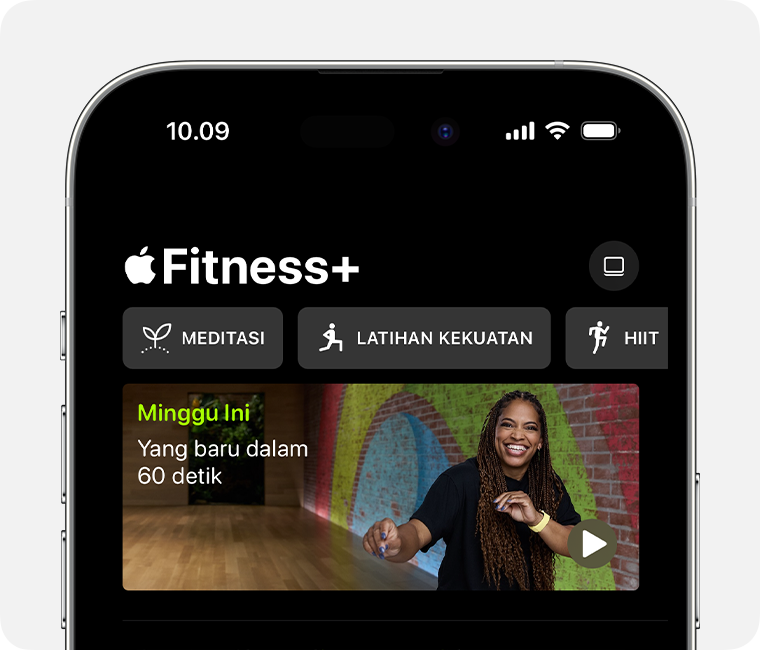 App Apple Fitness+. Tumpukan ada di bagian kanan atas. Jenis olahraga ditampilkan di bagian tengah, dan video tentang hal yang baru ada di bawahnya.