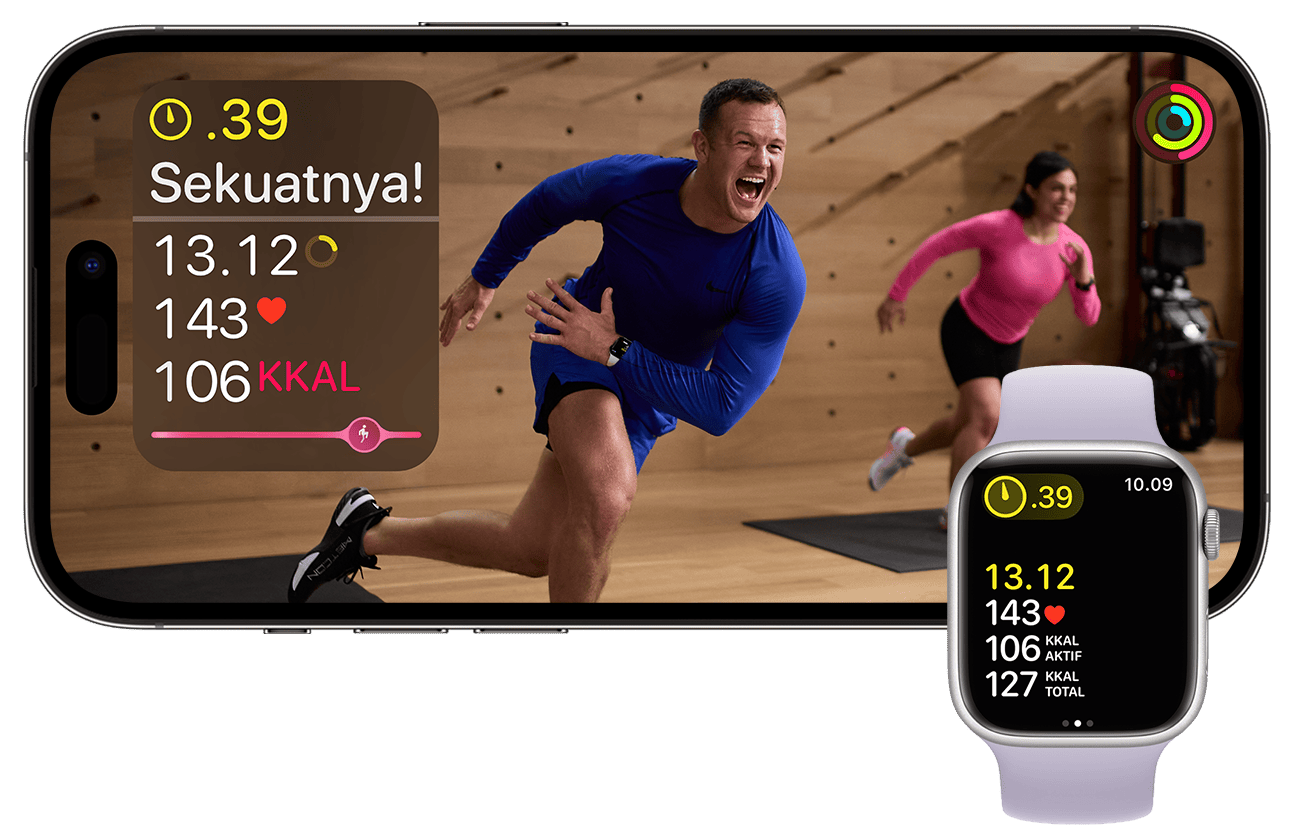 iPhone yang sedang memutar olahraga HIIT di Apple Fitness+. Apple Watch menampilkan metrik olahraga yang cocok.