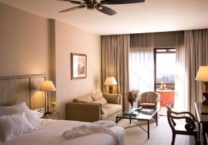 pokój hotelowy z łóżkiem i salonem w obiekcie Asia Gardens Hotel & Thai Spa, a Royal Hideaway Hotel w mieście Finestrat