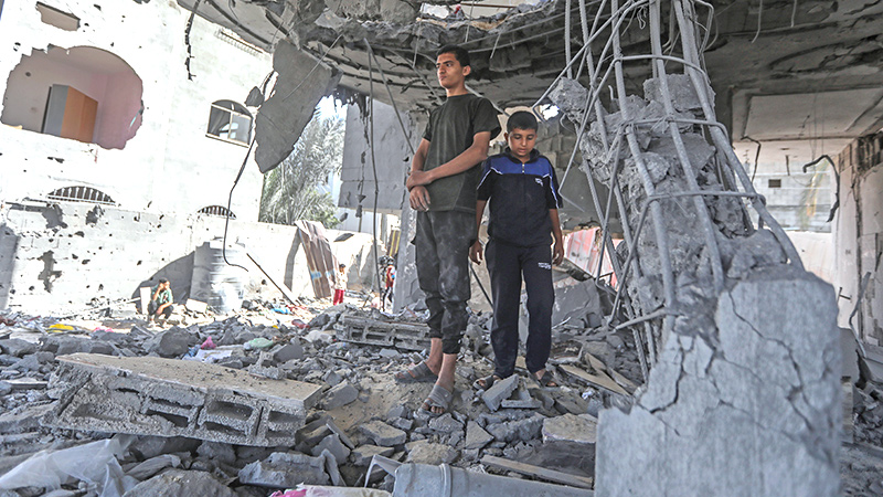 Zwei junge Palästinenser in einer Häuserruine in Rafah (Gazastreifen)